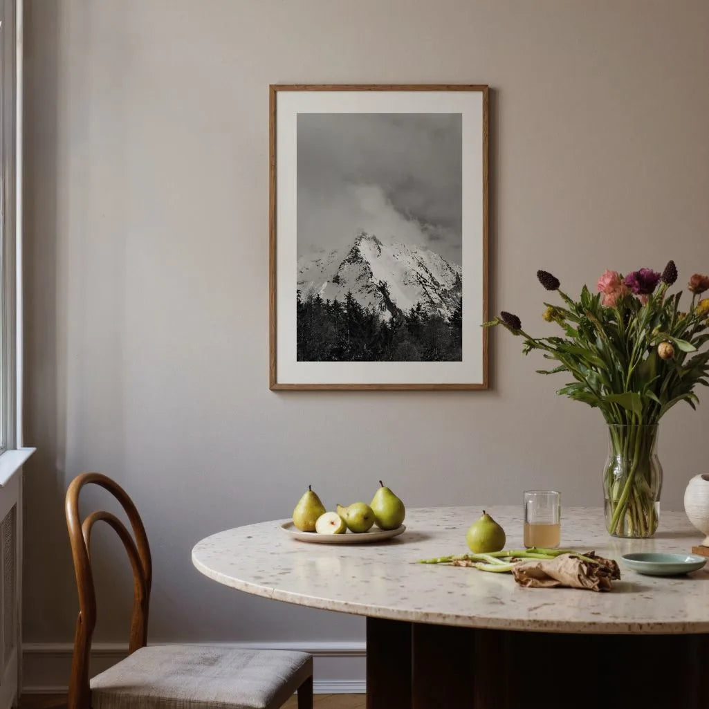 Schwarze und weiße Berge im Nebel – Poster
