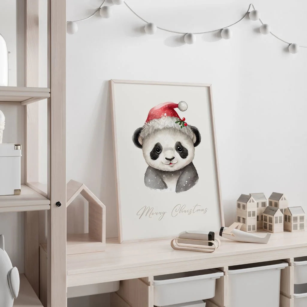 Poster mit einem süßen Panda in einer Weihnachtsmütze