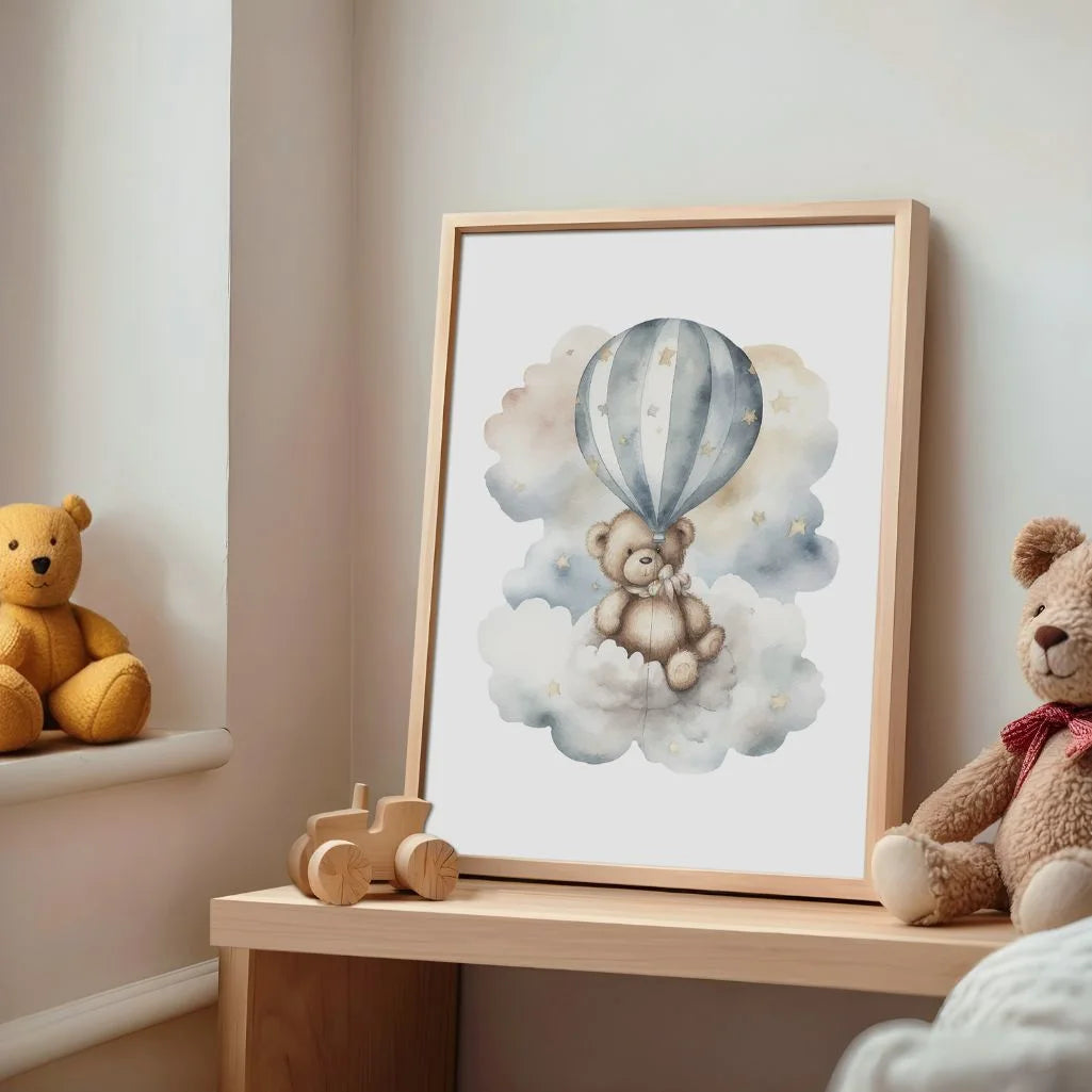 Teddybär auf einer Wolke mit Ballon und Sternen Poster