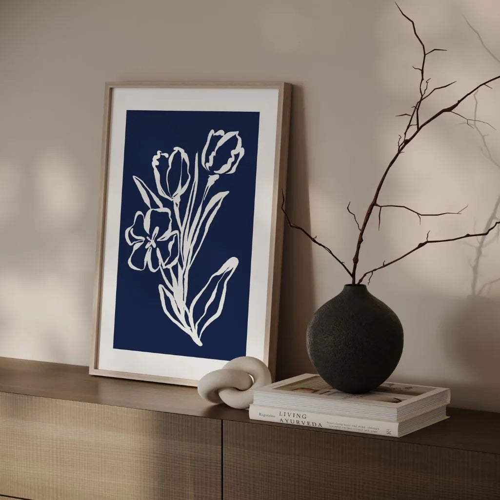 Marineblaues minimalistisches Poster mit floralen Linienzeichnungen