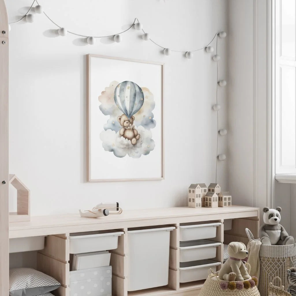 Teddybär auf einer Wolke mit Ballon und Sternen Poster