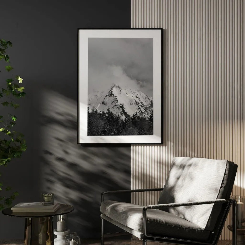 Schwarze und weiße Berge im Nebel – Poster